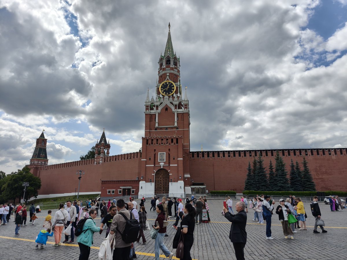 seeingmole's tweet image. Red square, #Moscow. There's 80 years anniversary end of world war 2. Security is high and lots of people
There appears to be gpg jamming going on. My map location keeps changing around.