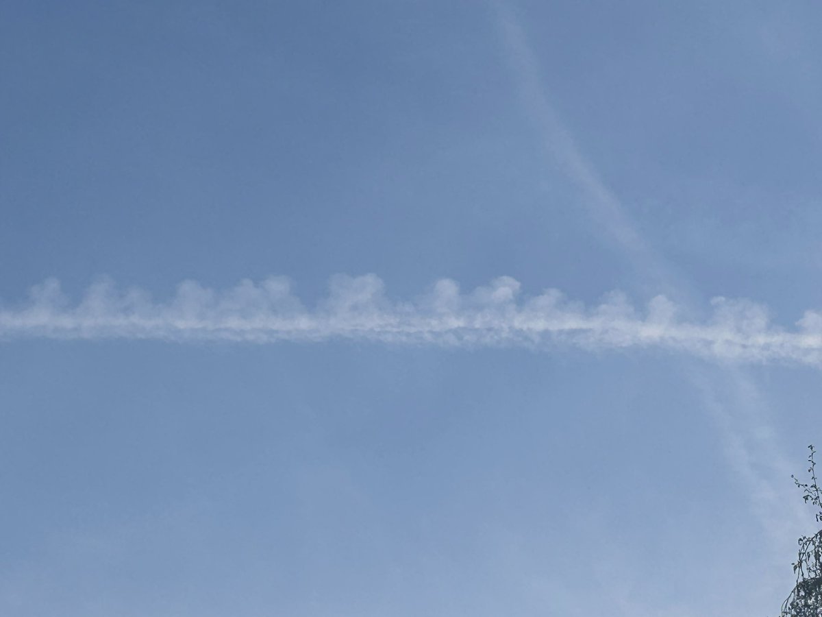 Cantileverworst's tweet photo. @ViewMaster100 @transavia @easyJet @Schiphol @KLM @Kon_Luchtmacht Condenssporen tuffen niet als ze bijna op zijn, wasemen niet uit tot de halve lucht grijs is. Ook zijn er zat foto’s van vliegtuigen die zelfde hoogtes vliegen en waar de ene wel en de andere geen sporen heeft https://t.co/KaFp4LkajB