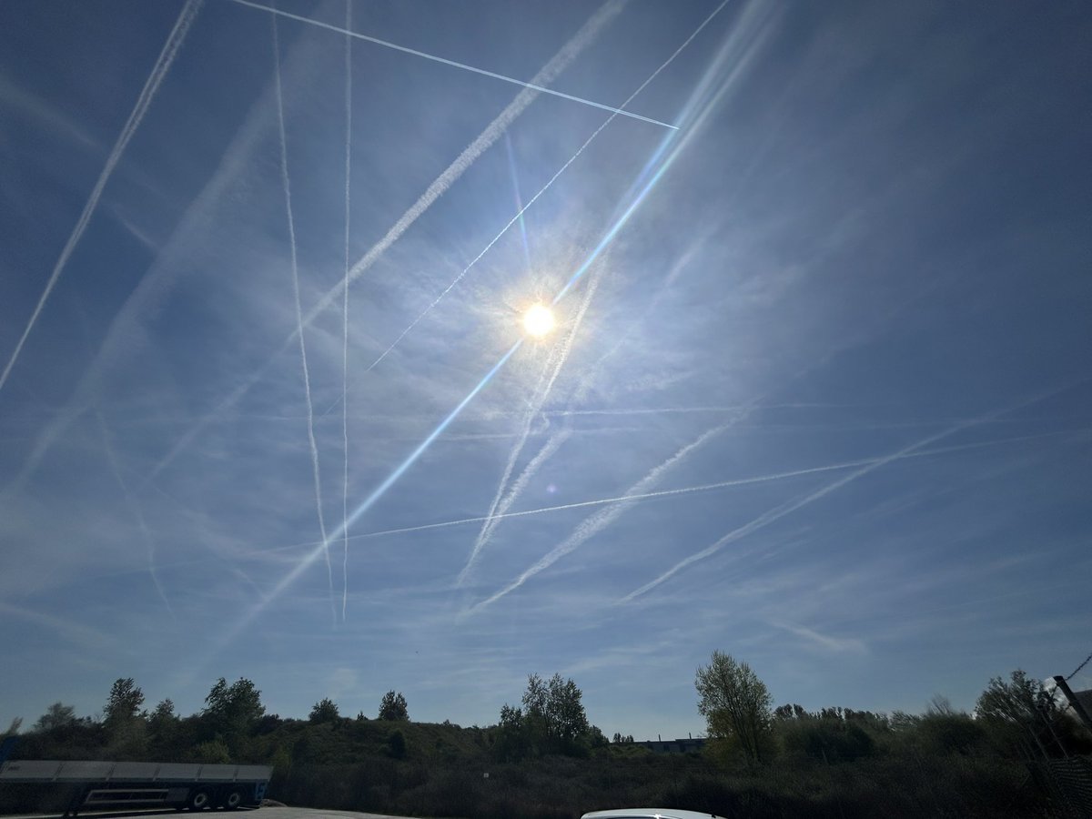 Cantileverworst's tweet photo. @ViewMaster100 @transavia @easyJet @Schiphol @KLM @Kon_Luchtmacht Condenssporen tuffen niet als ze bijna op zijn, wasemen niet uit tot de halve lucht grijs is. Ook zijn er zat foto’s van vliegtuigen die zelfde hoogtes vliegen en waar de ene wel en de andere geen sporen heeft https://t.co/KaFp4LkajB