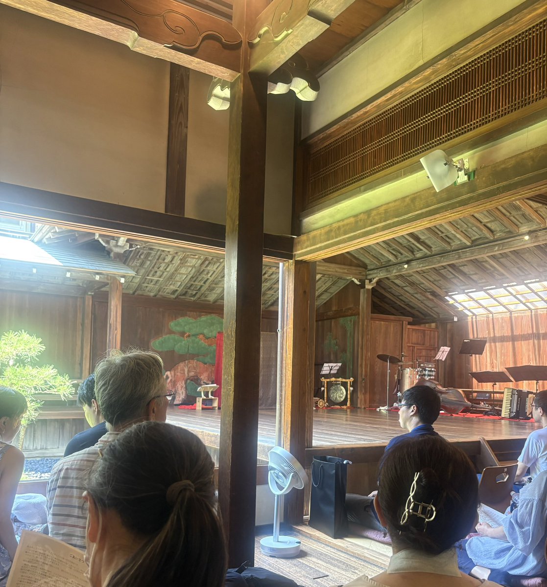 22日昼は代々木能舞台で今井尋也さん演出、IMOで共演する荒井康太さん、そして音楽監督 河崎純さんが出演される‘越境する能の現在'。『メディア能』＋『The Way We..』。能管や龍笛を自分の音楽に取り入れるか試行錯誤する身として、今井さんの超越的なアプローチは大変インスピレーションになったし→