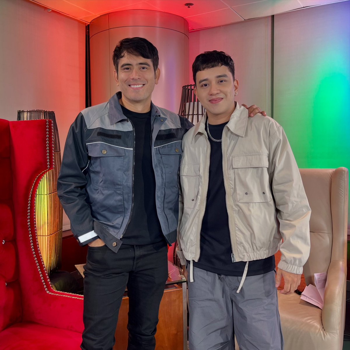 JeCatamio's tweet photo. Kapamilya Chat with Gerald Anderson 🙌🏻

Abangan ang pagbabalik primetime ng ating Action Royalty, Mr Gerald Anderson sa pinakabagong teleseryeng handog ng ABS-CBN Studios at ng JRB Creative Production, ‘Sins Of The Father’ mamayang gabi na! 📺🤩 https://t.co/5NBbfpQNJO