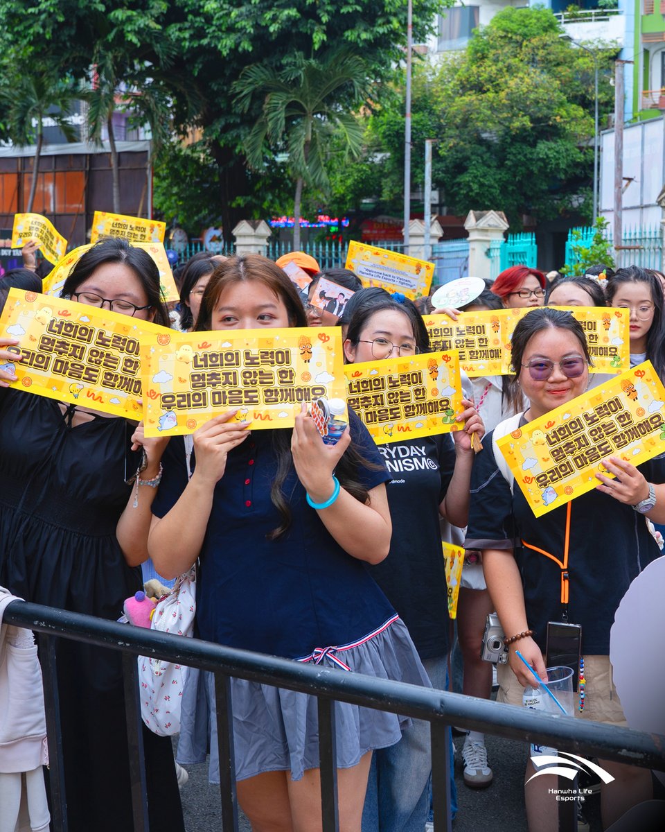 HLEofficial's tweet photo. 𝟮𝟬𝟮𝟱 𝗛𝗟𝗘 𝗚𝗹𝗼𝗯𝗮𝗹 𝗙𝗮𝗻 𝗙𝗲𝘀𝘁 𝗜𝗻 𝗩𝗶𝗲𝘁𝗻𝗮𝗺 𝗕𝗲𝗵𝗶𝗻𝗱 𝗧𝗵𝗲 𝗦𝗰𝗲𝗻𝗲𝘀

오렌지 빛으로 가득했던 베트남에서의 하루🍊
A day filled with the glow of orange in Vietnam🍊 https://t.co/2VH48Oa9IK