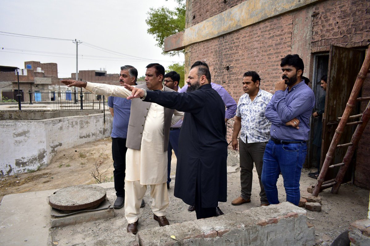 MDWasafsd's tweet photo. واٹر اینڈ سینی ٹیشن ایجنسی (واسا) کے منیجنگ ڈائریکٹر سہیل قادر چیمہ نے مون سون سیزن کے دوران بارشی پانی کی موثر اور تیز تر نکاسی کے لیے جاری اقدامات کا جائزہ لینے کے لیے فیلڈ کا دورہ کیا۔

انہوں نے چکیرہ ڈسپوزل اسٹیشن کا معائنہ کیا، جہاں پرانے اور نئے زیرِ تعمیر ڈسپوزل اسٹیشن کے پمپس اور ویٹ ویل کا تفصیلی جائزہ لیا۔ ایم ڈی واسا نے ڈسپوزل اسٹیشن کو مکمل صلاحیت کے ساتھ فعال رکھنے اور بجلی کی بندش کی صورت میں متبادل توانائی کے انتظامات کو یقینی بنانے کی ہدایت کی۔

سہیل قادر چیمہ نے کہا کہ عوام کو مون سون کے دوران بارشی پانی کی فوری نکاسی کے لیے خصوصی اقدامات کیے جا رہے ہیں، جن کے مثبت نتائج جلد سامنے آئیں گے۔ انہوں نے مزید بتایا کہ آپریشنز افسران اور سٹاف مکمل طور پر متحرک اور مستعد ہے، جبکہ تمام گاڑیوں اور مشینری کو آپریشنل کر دیا گیا ہے۔

اس موقع پر گفتگو کرتے ہوئے ایم ڈی واسا نے یقین دلایا کہ واسا مون سون کے چیلنجز سے نمٹنے کے لیے پوری طرح تیار ہے اور عوام کو بہترین سہولیات فراہم کی جائیں گی۔
@MaryamNSharif @GovtofPunjabPK @GovtofPakistan @FsdWasa @DCFaisalabad @commissionerfsd @FDA_Faisalabad