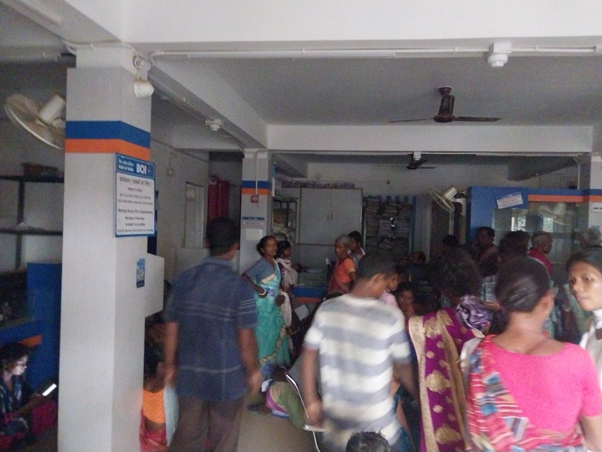 ImranFaras11's tweet image. @boi_tweets Bank of India, Bharno branch (Jharkhand) mein 1 ghante se bijli nahi hai aur koi kaam nahi ho raha hai. आम लोग banking services ke liye परेशान ho rahe हैं. कृपया inverter/generator चालू कर तुरंत समाधान करें। #BankingProblem #BOI #BharnoBranch