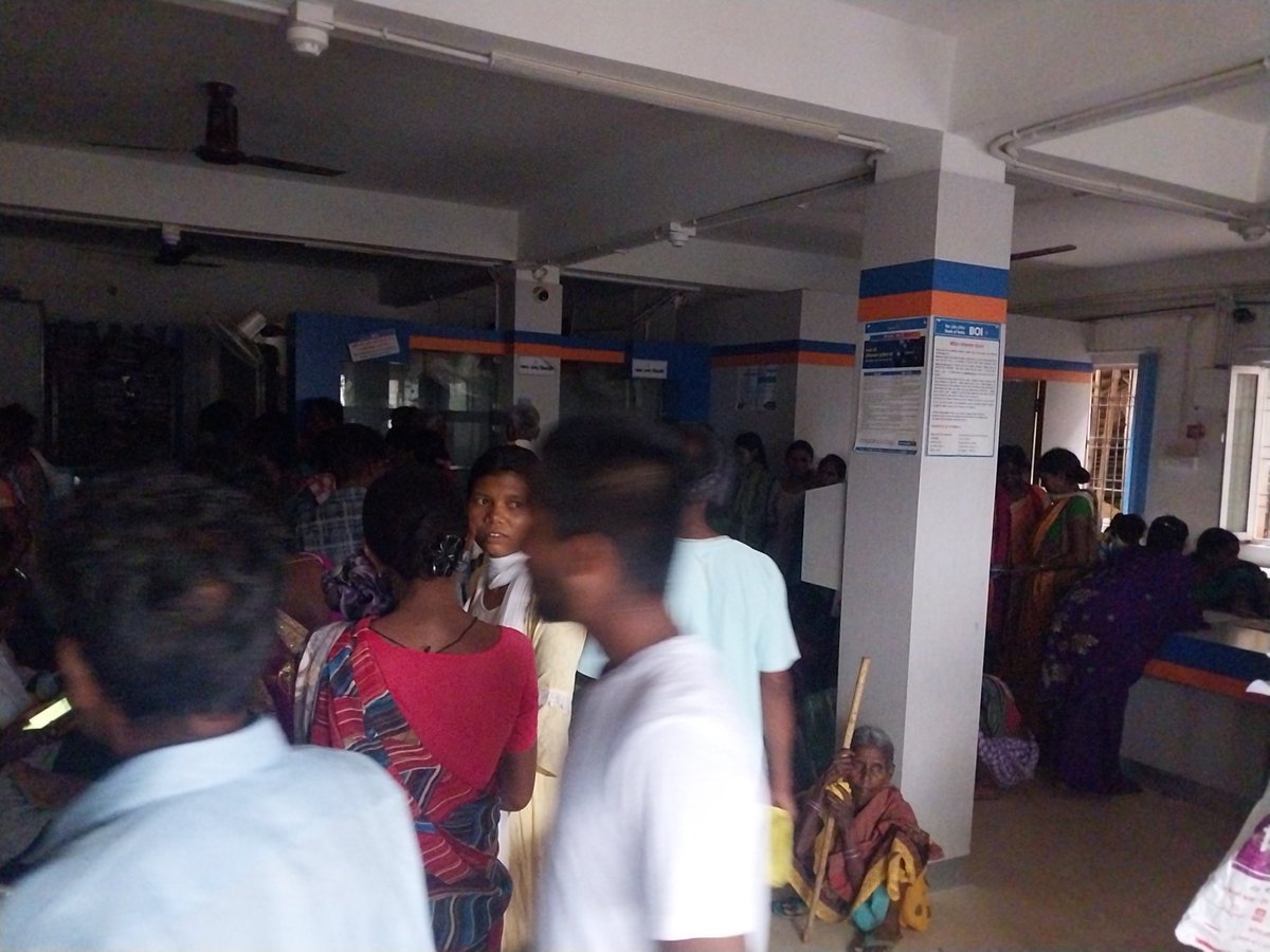 ImranFaras11's tweet image. @boi_tweets Bank of India, Bharno branch (Jharkhand) mein 1 ghante se bijli nahi hai aur koi kaam nahi ho raha hai. आम लोग banking services ke liye परेशान ho rahe हैं. कृपया inverter/generator चालू कर तुरंत समाधान करें। #BankingProblem #BOI #BharnoBranch