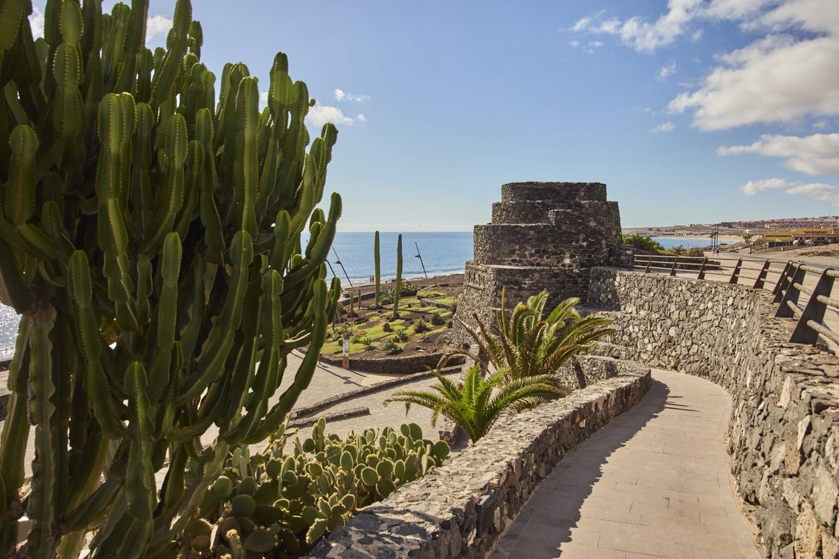 ☝️¿Sabías que la cal fue uno de los recursos más importantes para la economía de #Fuerteventura durante siglos? 
En Puerto del Rosario 📍aún se conservan estos hornos tradicionales junto al paseo marítimo, declarados Bien de Interés Cultural.

#PuertoDelRosario #IslasCanarias