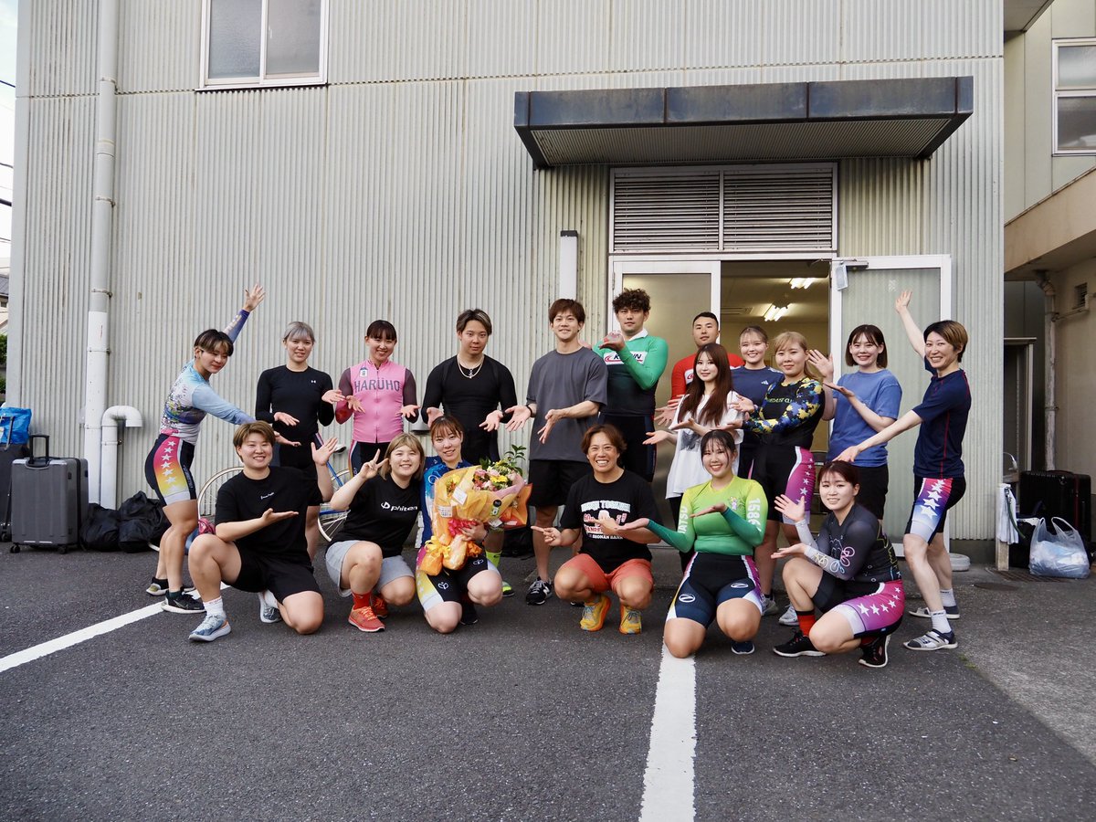 【#平塚競輪】
#森内愛香 が平塚最終日一般戦を4着で駆け抜けて、5年の選手生活を終えた。
「泣かないで終わろと思ったけど、選手紹介で同期の姿が見えて涙が止まらなかった。同期が大好きで、同期に会えるのが楽しみで開催に参加していた。（国村）美留莉が追加で来てくれて楽しかった」　
⬇️続く