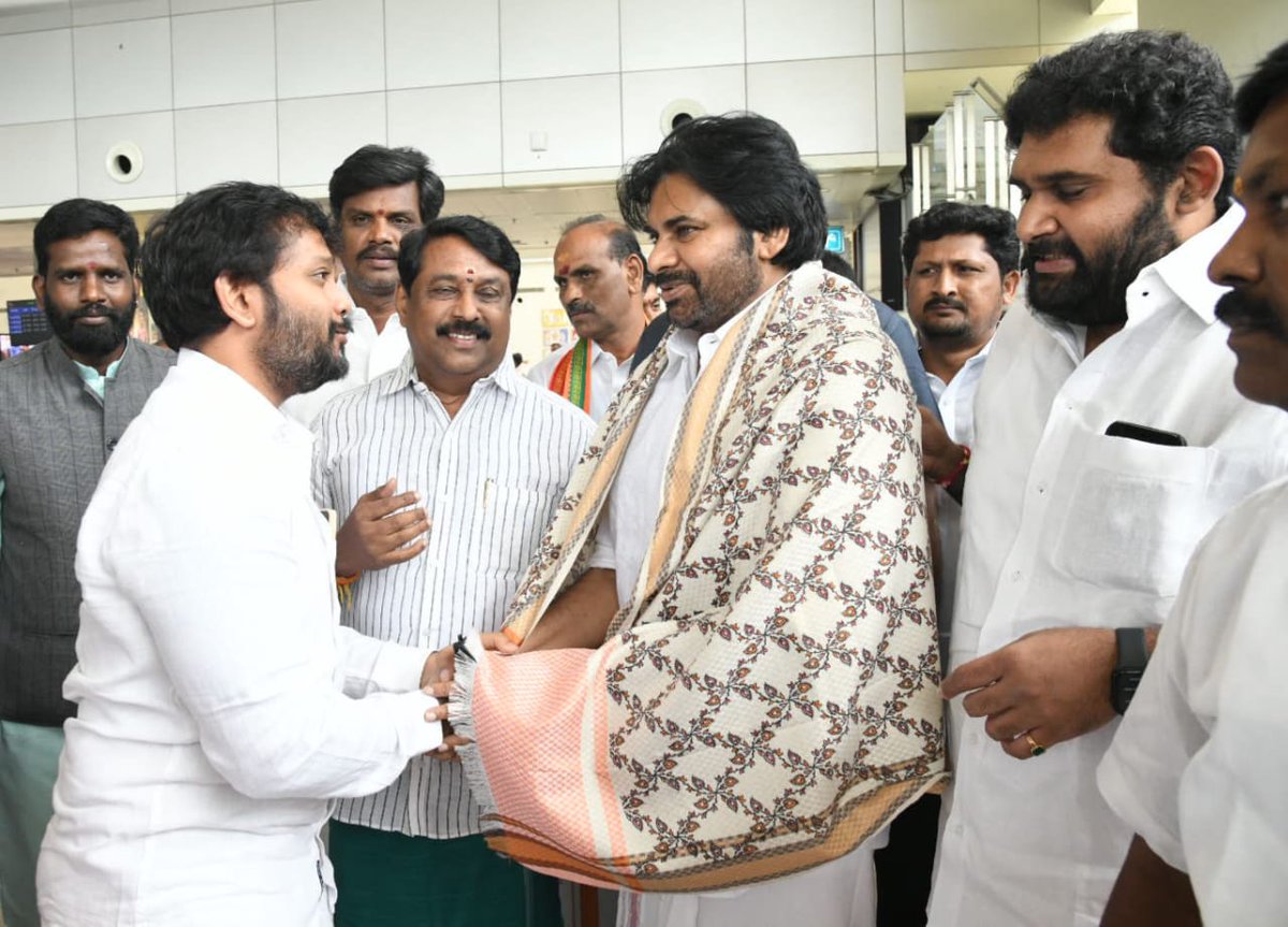 மதுரையில் முருகன் மாநாட்டில் கலந்து கொள்ள வருகை தந்த ஆந்திர மாநிலத்தின் துணை முதல்வர் திரு <a href="/PawanKalyan/">Pawan Kalyan</a> அவர்களை மதுரை விமான நிலையத்தில் சந்தித்தது மட்டற்ற மகிழ்ச்சி.

அவருடைய நேற்றைய பேச்சு முழுவதும் தமிழில் அமைந்திருந்தது தமிழக மக்களுக்கும் முருக பக்தர்களுக்கும் மகிழ்ச்சியையும்