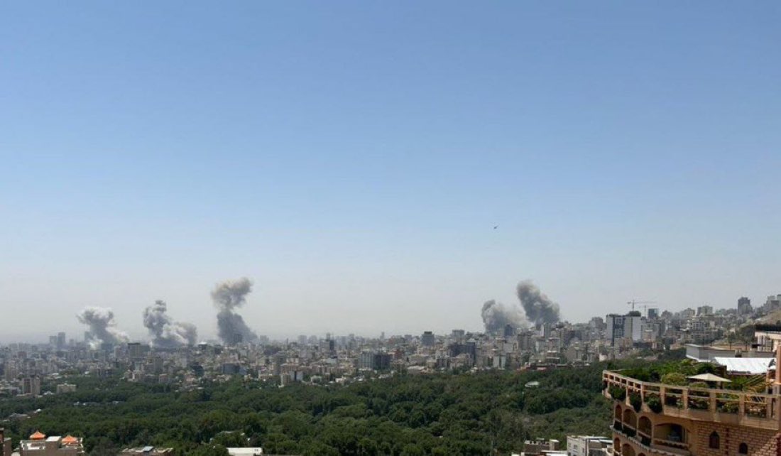 🇮🇱🇮🇷 | URGENTE - GUERRA ISRAEL-IRÁN: El edificio 9 Dey de la televisión estatal iraní IRIB fue atacado: la transmisión en vivo fue interrumpida y se informó que hubo cortes de energía en algunas partes del distrito Tir de Teherán. Varias zonas de la capital iraní se encuentran