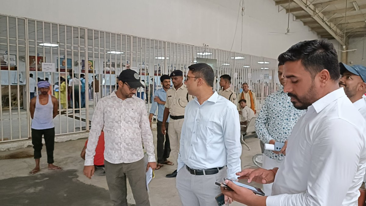 Saran_dm's tweet photo. #DRCC #inspection #DM #saran #chapra @IPRDBihar
जिलाधिकारी सारण श्री अमन समीर द्वारा आज दिनांक 23.06.2025 को जिला निबंधन एवं परामर्श केंद्र में चल रहे भवन मरम्मति तथा विद्युत मरम्मति कार्य का स्थलीय निरीक्षण किया गया तथा जिला योजना पदाधिकारी, कार्यपालक अभियंता, भवन प्रमंडल, कार्यपालक अभियंता, विद्युत कार्य प्रमंडल एवं प्रबंधक DRCC को प्रत्येक सप्ताह मरम्मति कार्य का भौतिक सत्यापन कर कार्य की गुणवत्ता की समीक्षा करते हुए साप्ताहिक प्रतिवेदन प्रस्तुत करने तथा चयनित एजेंसी को उच्च गुणवत्ता पूर्ण भवन मरम्मति तथा विद्युत मरम्मति कार्य करने का निदेश दिया गया।