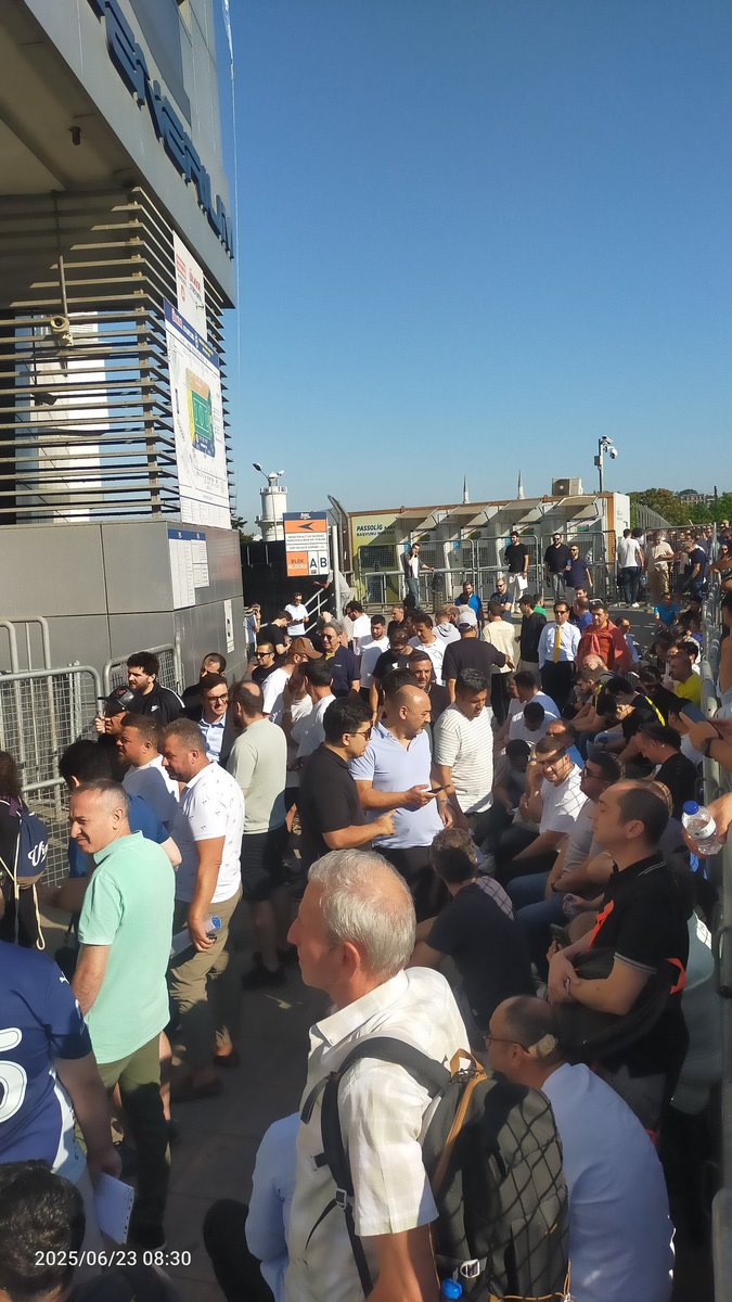 Fenerbahçe’nin kombine kuyruğu..
Siz bu büyüklüğü anlayamazsınız…
Onun büyüklüğü başka bir büyüklüktür işte, adı konamaz