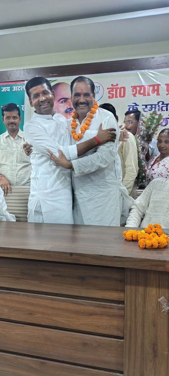 AshuMisra2's tweet photo. जन संघ के संस्थापक अध्यक्ष डा० श्यामा प्रसाद मुख़र्जी जी के बलिदान दिवस पऱ आज भाजपा जिला  कार्यालय में  गोष्ठी का आयोजन हुआ जिसमे मुख्य अतिथि के रूप में क्षेत्रीय उपाध्यक्ष आदरणीय श्री जितेन्द्र सिंह जी सभी  व बड़ी  संख्या में कार्यकर्ताओं की उपस्थिति रही
जय भाजपा तय भाजपा https://t.co/QcOTTuyHMn