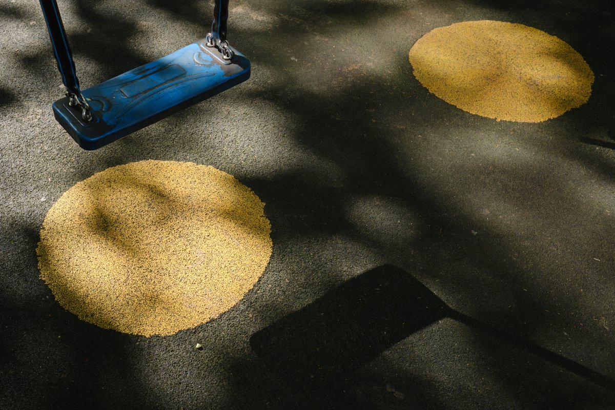 dragosmargu's tweet image. #streetphotography #urbanminimalism #playgroundvibes #shadowplay #quietmoments #everydayabstract #streetdetails #urbanpoetry #streetcomposition #moodytones #swinglife #geometryinlife #yellowaesthetic #foundcolor #minimalstreet