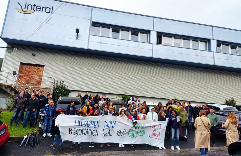 📢 Batzordeak bi greba egun deitu ditu Lezoko Interaleko 85 langile kaleratzeko asmoaren aurka.

‼️ Zuzendaritzak plantillaren herenari eragingo dion EEEa iragarri du eta batzordeak ez du baztertzen greba mugagabera jotzea erabakia mantendu ezkero.

🔗 labur.eus/301oudck