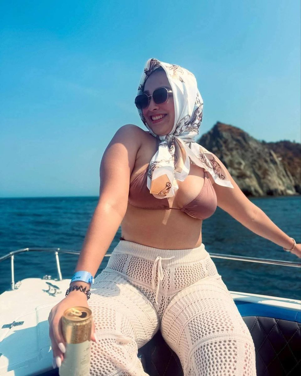 لا توجد منطقه وسطى
مابين الجنة والنار
ارمي أوراقك كاملة وسأرضى عن أي قرار
انفعلي
انفجري
لا تقفي مثل المسمار
لا يمكن أن أبقى أبدا
كالقشه تحت الأمطار
مرهقة أنتي .. وخائفة
وطويل جداً .. مشواري
غوصي في البحر .. أو ابتعدي
لا بحر من غير دوار
الحب .. مواجهه كبرى
إبحار ضد التيار