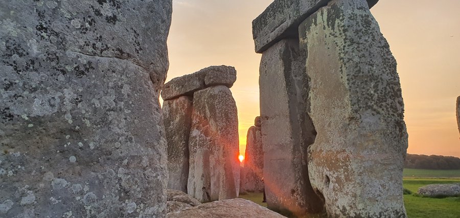 Sunrise at Stonehenge today (23rd June) was at 4.52am, sunset is at 9.26pm  ☀️