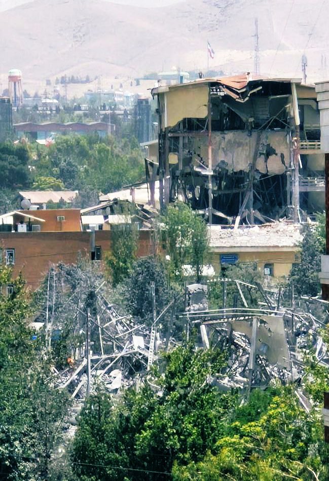 تراپی؟!

نه ممنون ساختمان بسیج رو‌ می‌بینم در شرق تهران که به فاک رفته🫠
#MIGA