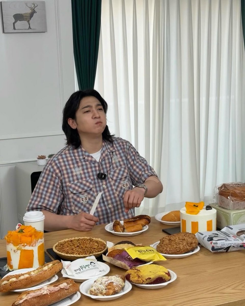 녀석, 진짜 빵을 ‘음미’ 하고 있잖아…!