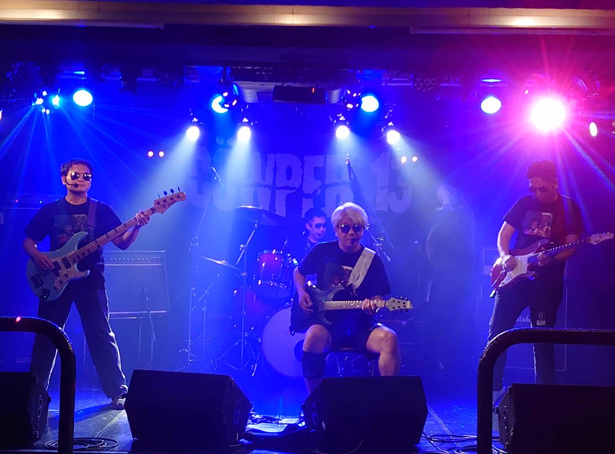 cowper13's tweet photo. ダンケシェーン！　昨日のライブにお越しいただいた方々、主役のハピバ丸さん、出演バンドの皆さん、ダンケシェーン！

※現代でスポーツして足をケガしたため初の座りギグ https://t.co/VovoQ8jPsp
