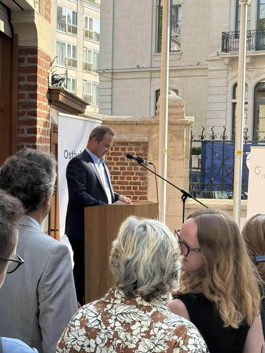 Элчин сайд Л.Болд 6-р сарын 18-ны өдөр Бельгийн Хаант Улсын Германы хэлтэн Хамтын нийгэмлэгийн Засгийн газраас уламжлал болгон зохион байгуулдаг хүндэтгэлийн арга хэмжээнд оролцлоо.
brussels.embassy.mn/post/5490