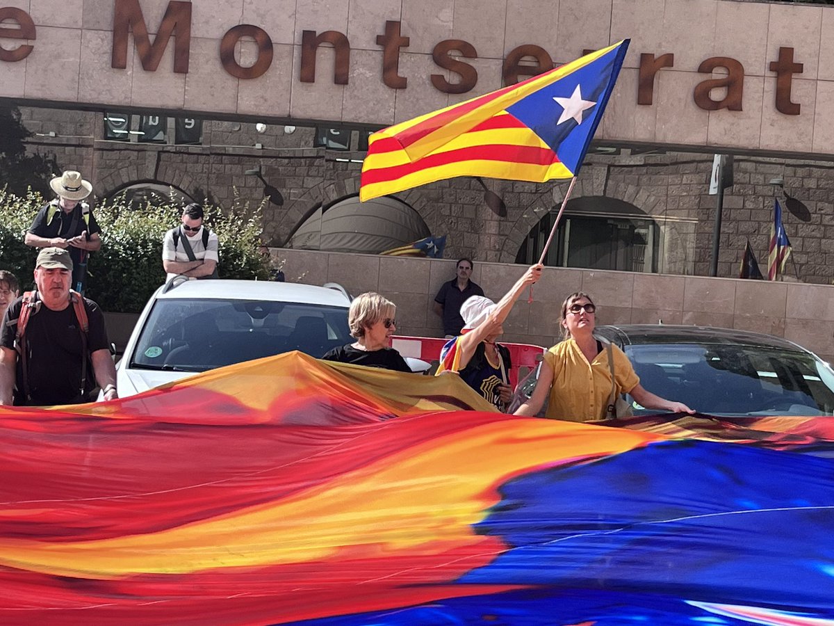 Avui hem estat a Montserrat. 
El Borbó ha entrat per la porta del darrere. A Catalunya sempre serà un ocupant. Els catalans no tenim rei.
Bona revetlla!!! 
🔥🔥🔥🔥🔥