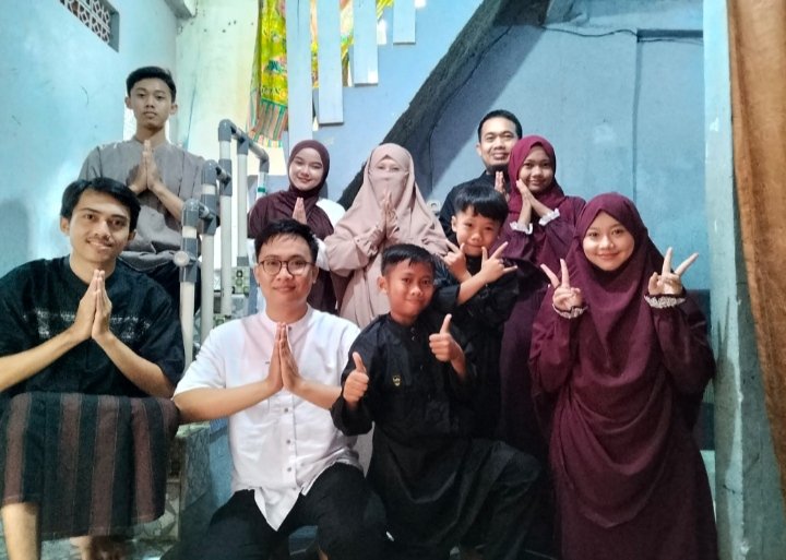 ilysbdly's tweet photo. 2025 , yang nambah cewek nya Abang nya mas pacar. Gue ga diajak bjir 🙏🏻 doi gue emang gada basa basi nya, coba dia cepika-cepiki "seng, ada dirumah ga lebaran kerumah aku ya ditunggu aku jemput" agar gue ada di foto ini juga misalnya https://t.co/Z8OIrOrvdz