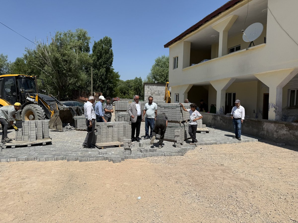 Söz verdiğimiz gibi Kırköy Beldemizi daha da güzelleştirmek ve yaşanabilir bir hale getirmek için bu yıl da yapacağımız kilit parke taşı yapım çalışmalarına başladık. 
Beldemiz halkına hayırlı ve uğurlu olsun.
#TemizBirKırköyiçinelele