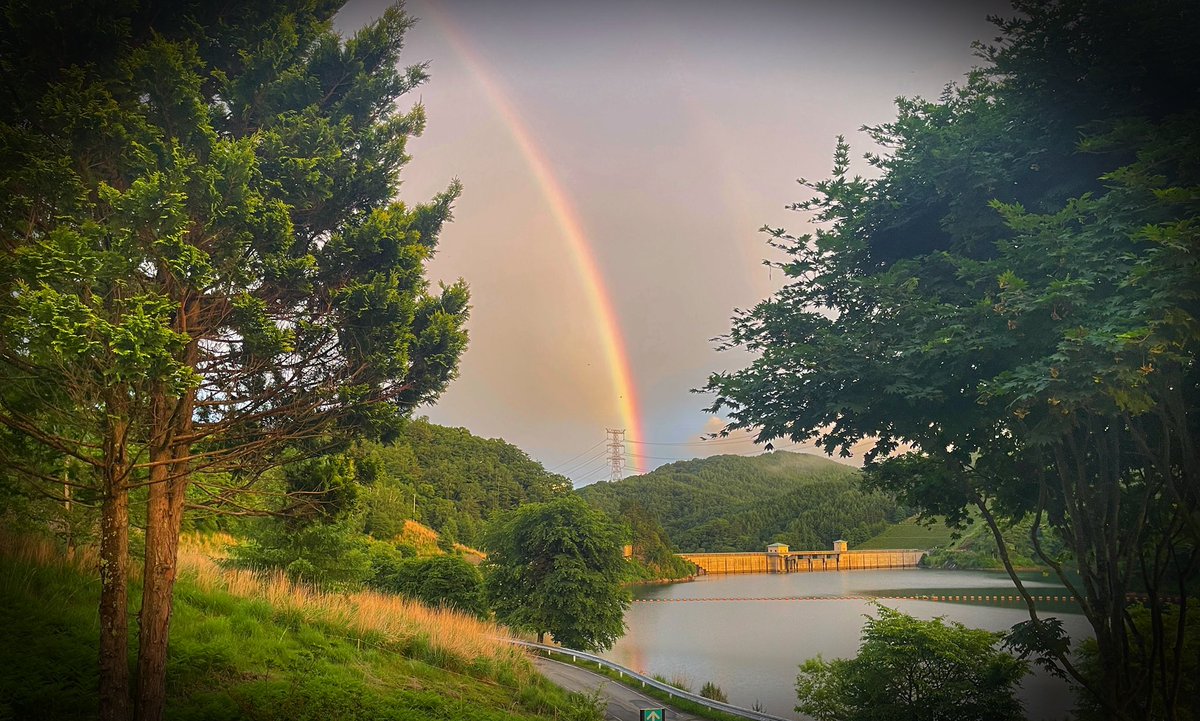 カフェのデッキから、夕焼けが綺麗だなぁと見惚れていたら背後に巨大な虹🌈が架かっていました！