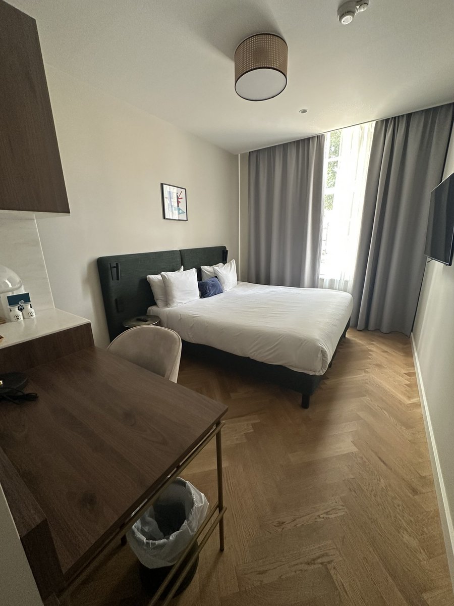ChihoWeb's tweet photo. 週末はゆっくりアムステルダムOosterparkに滞在。
完全無人のホテルだけど部屋にチェキがあるのに驚いた😳
その他買い物袋が掛かっていたり、ジム、ヨガ、レンタサイクルの���内も。
長期滞在＆若い人に良さそう。
朝食は近くのベーカリーでいただけるシステム。
周辺に飲食店が充実しているのも◎🍖🍷 https://t.co/RKXeZTtAEG