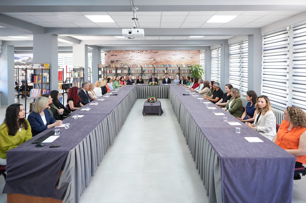 Yusuf__Tekin's tweet photo. 📍Ankara / Timur Ortaokulu

2024-2025 Eğitim Öğretim Yılı Haziran Dönemi Mesleki Çalışma Programı dolayısıyla Timur Ortaokulumuzda öğretmenlerimizle bir araya geldik. Ayrıca Öğretmen Bilişim Ağı ÖBA ve Eğitim Bilişim Ağı EBA'dan, 81 ilmizde görevini özveriyle ifa eden öğretmenlerimize okulumuzdan hitap ettik. 81 ilimizdeki okullarımızdan canlı yayına bağlanan okul yöneticilerimiz ve öğretmenlerimizle fikir alışverişinde bulunduk.

Bugüne kadar eğitim hayatına yönelik geliştirdiğimiz politikalarımızı, yöneticilerimiz ve öğretmenlerimizle yapmış olduğumuz istişarelerle hayata geçirdik. Yeni dönemde de istişare kültürü ile çalışmalarımıza aynı hizada devam edeceğiz. 

Emek, çaba ve fedakârlıkları için kıymetli okul yöneticilerimize ve öğretmenlerimize teşekkür ediyor, Haziran Dönemi Mesleki Çalışma Programı'nda kolaylıklar diliyorum.