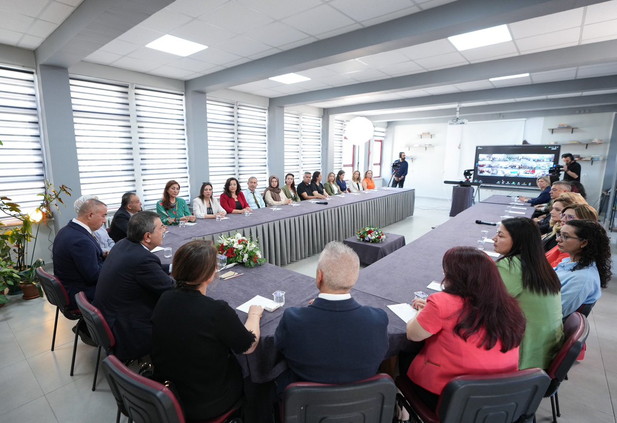 Yusuf__Tekin's tweet photo. 📍Ankara / Timur Ortaokulu

2024-2025 Eğitim Öğretim Yılı Haziran Dönemi Mesleki Çalışma Programı dolayısıyla Timur Ortaokulumuzda öğretmenlerimizle bir araya geldik. Ayrıca Öğretmen Bilişim Ağı ÖBA ve Eğitim Bilişim Ağı EBA'dan, 81 ilmizde görevini özveriyle ifa eden öğretmenlerimize okulumuzdan hitap ettik. 81 ilimizdeki okullarımızdan canlı yayına bağlanan okul yöneticilerimiz ve öğretmenlerimizle fikir alışverişinde bulunduk.

Bugüne kadar eğitim hayatına yönelik geliştirdiğimiz politikalarımızı, yöneticilerimiz ve öğretmenlerimizle yapmış olduğumuz istişarelerle hayata geçirdik. Yeni dönemde de istişare kültürü ile çalışmalarımıza aynı hizada devam edeceğiz. 

Emek, çaba ve fedakârlıkları için kıymetli okul yöneticilerimize ve öğretmenlerimize teşekkür ediyor, Haziran Dönemi Mesleki Çalışma Programı'nda kolaylıklar diliyorum.