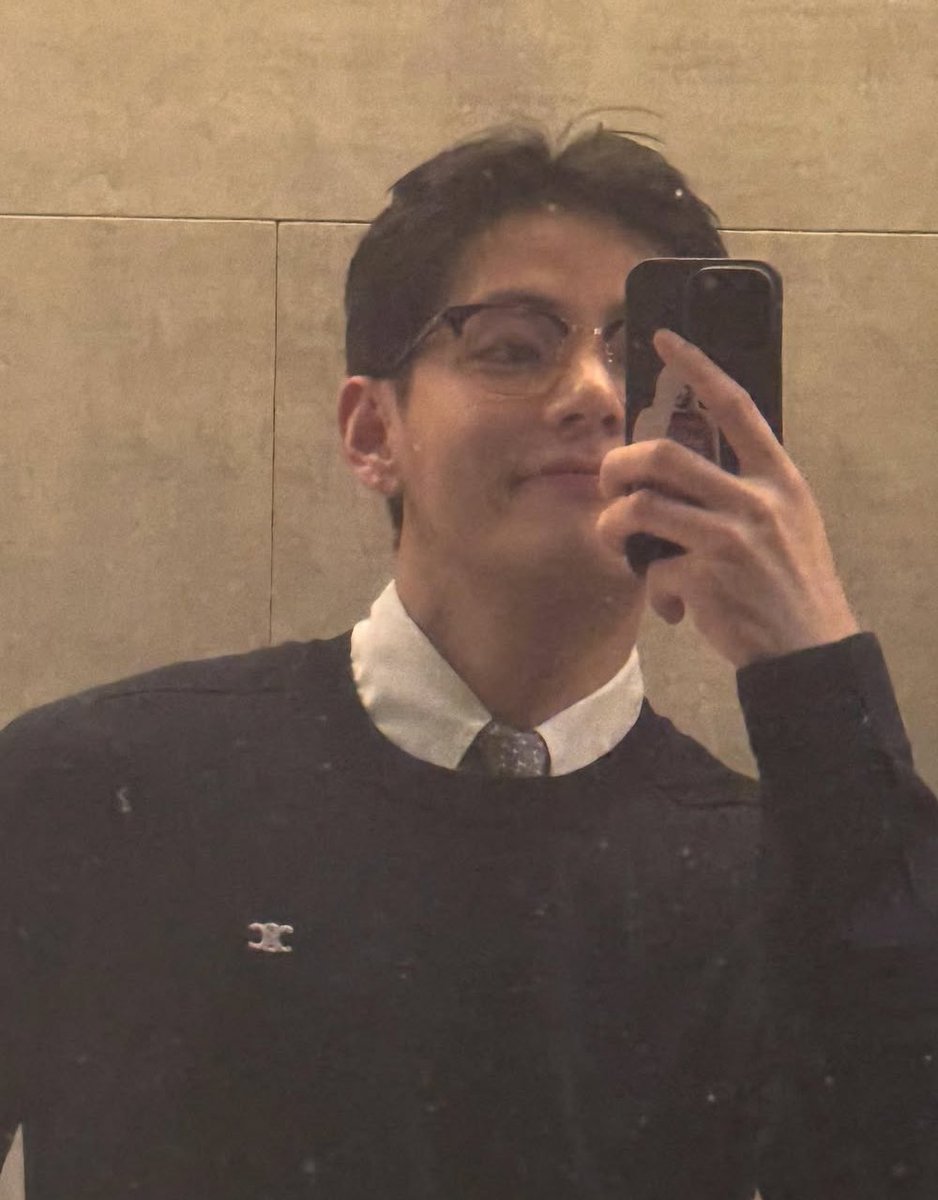 존잘 직장인미 미쳣다
회사 같이 다녀요