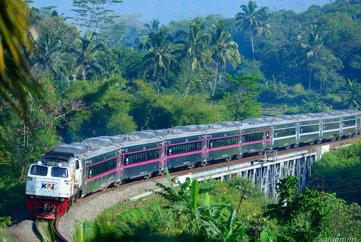 keretaapikita's tweet image. Kolaborasi Strategis KAI–INKA: Hadapi Pertumbuhan Transportasi Nasional

KAI berinvestasi Rp14,87 triliun untuk modernisasi sarana perkeretaapian dengan tingkat TKDN tinggi. Langkah ini jadi bukti nyata komitmen KAI terhadap industri dalam negeri. #keretaapikita #KAI #INKA #TKDN