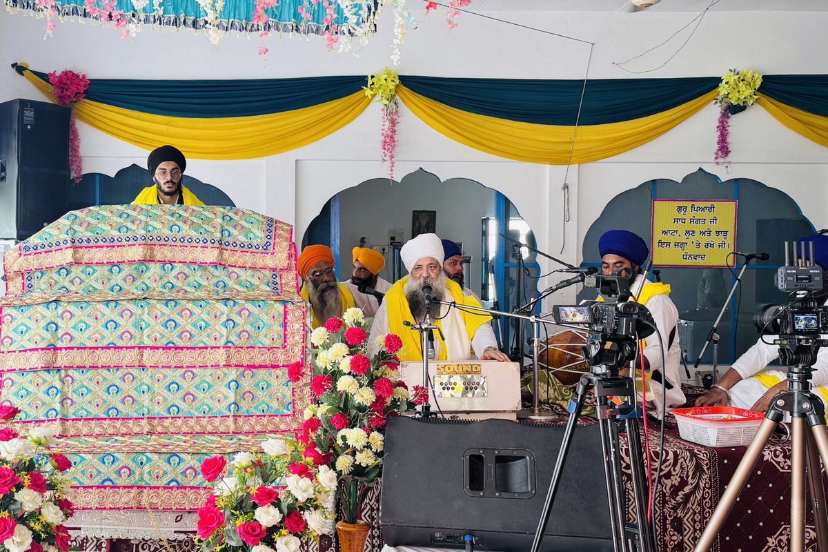 Sarpanch_Cheema's tweet photo. ਅੱਜ ਆਪਣੇ ਨਗਰ ਚੀਮਾਂ ਬਾਠ ਵਿਖੇ ਧੰਨ ਧੰਨ ਬਾਬਾ ਰੂੜਾ ਸਾਹਿਬ ਜੀ ਦੀ ਪਵਿੱਤਰ ਯਾਦ ਨੂੰ ਸਮਰਪਿੱਤ ਸਲਾਨਾ ਜੋੜ ਮੇਲਾ ਬੜੀ ਸ਼ਰਧਾ ਅਤੇ ਧੂਮਧਾਮ ਨਾਲ ਮਨਾਇਆ ਗਿਆ। ਗੁਰਦੁਆਰਾ ਸਾਹਿਬ ਵਿਖੇ ਧਾਰਮਿਕ ਦੀਵਾਨ ਸਜਾਏ ਗਏ ਜਿੱਥੇ ਉਚੇਚੇ ਤੌਰ ਤੇ ਬਾਬਾ ਗੁਰਦੀਪ ਸਿੰਘ ਜੀ ਖਜਾਲਾ, ਬਾਬਾ ਵਰਿੰਦਰ ਮੁਨੀ ਜੀ ਡੇਰਾ ਜੌੜੇ ਫੈਰੂਮਾਨ ਵਾਲਿਆ ਤੋਂ ਇਲਾਵਾ ਪੰਥ ਪ੍ਰਸਿੱਧ ਕਥਾ ਵਾਚਕ ਅਤੇ ਰਾਗੀ ਢਾਡੀਆਂ ਨੇ ਹਾਜਰੀਆਂ ਲਵਾਈਆਂ