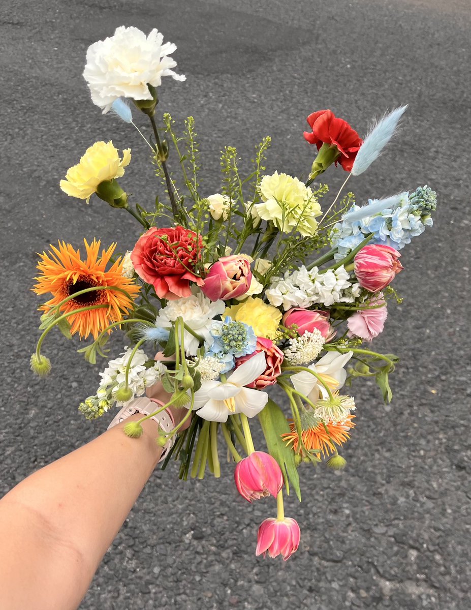 AHastinn's tweet image. Aku habis ngerangkai bunga buat wedding yang vibes nya spring bangett ✨🌷🍃