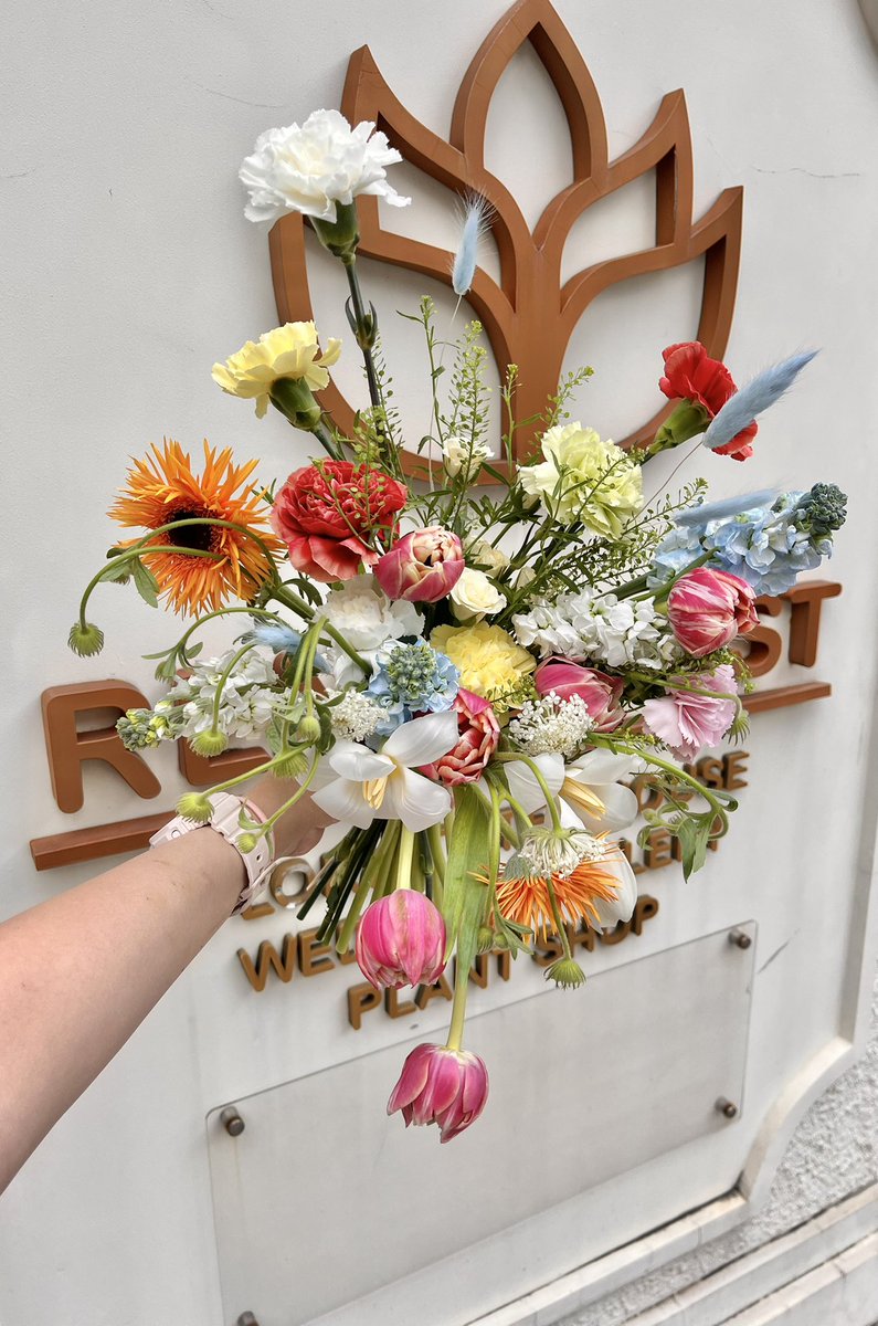 AHastinn's tweet image. Aku habis ngerangkai bunga buat wedding yang vibes nya spring bangett ✨🌷🍃