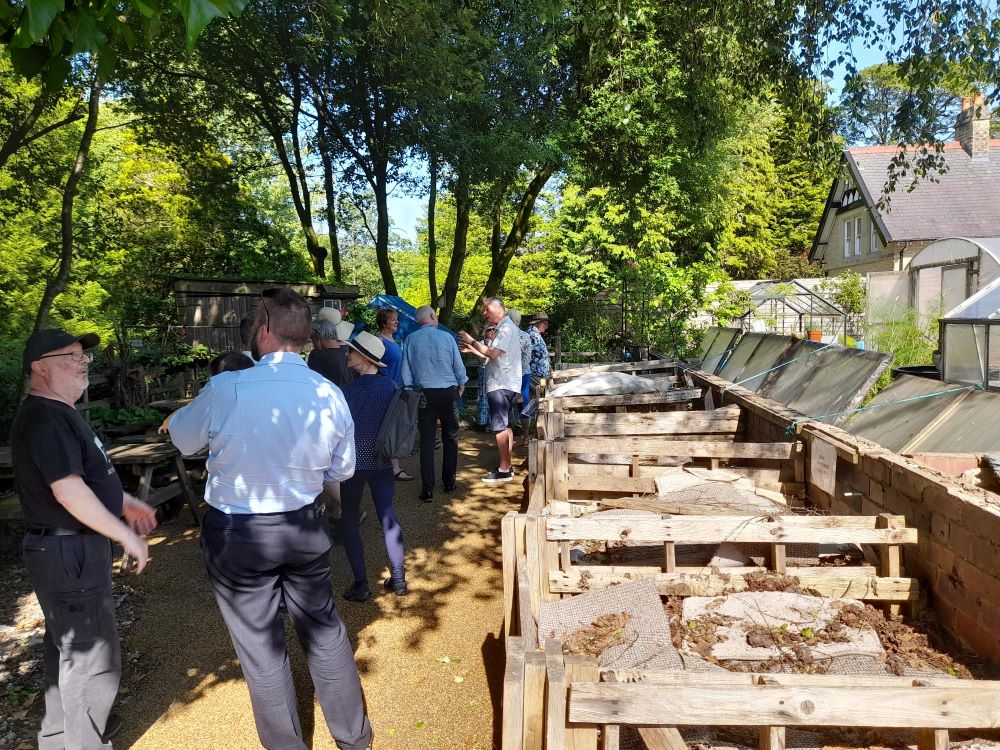 visionbuxton's tweet photo. Last week, for our social, our members had a tour around the Serpentine Community Garden. 

We heard about their progress and plans for the future and learnt how local businesses and volunteers can get involved. 

#VisionBuxton #BuxtonBusiness #Buxton #SerpentineCommunityGarden https://t.co/abDddxLrDC