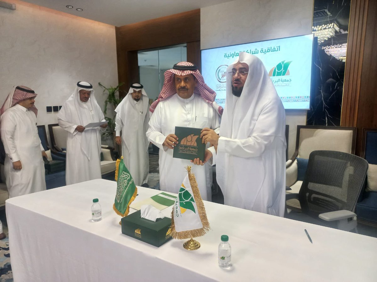 ber_tbb's tweet photo. وقَّعت جمعية البر الخيرية بطبب ربيعة ورفيدة اتفاقية شراكة تعاونية ، مع جمعية البر بأبها @BirAbha تهدف إلى تحقيق أهداف مشتركة بين الجانبين؛ لدعم الأفراد في المجتمع، وتعزيز الخدمات المقدمة للمستفيدين.
#عسير #أبها https://t.co/JMtv1WrMwx