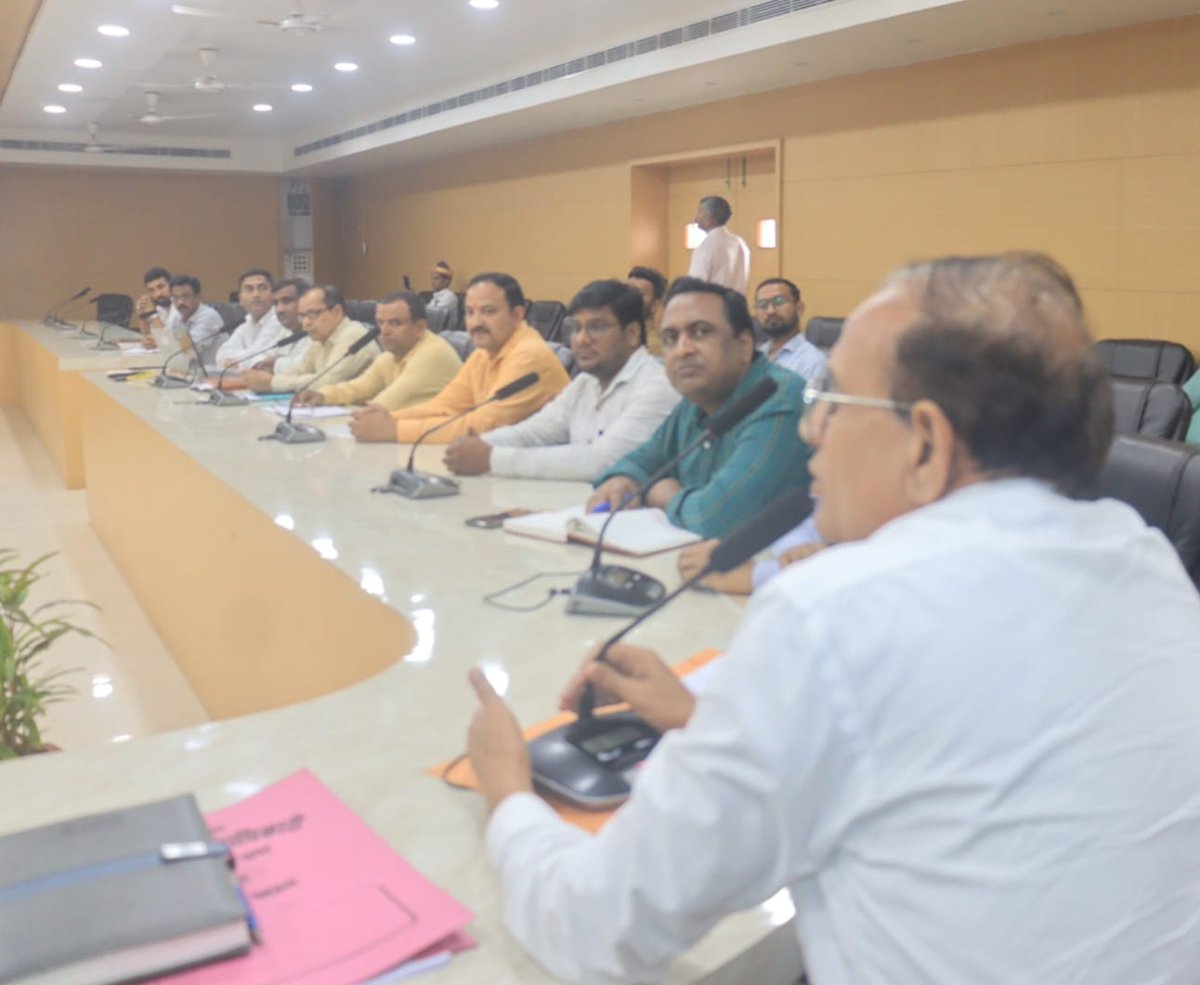जिलाधिकारी महोदय की अध्यक्षता में कलेक्ट्रेट सभागार में जिला स्वास्थ्य समिति, रोगी कल्याण समिति, जिला क्षय रोग समिति, संचारी रोग नियंत्रण एवं दस्तक अभियान के अन्तर्गत अन्तर्विभागीय समन्वय समिति की बैठक आयोजित हुई। विशेष संचारी रोग नियंत्रण/दस्तक अभियान से सम्बन्धित अधिकारियों को