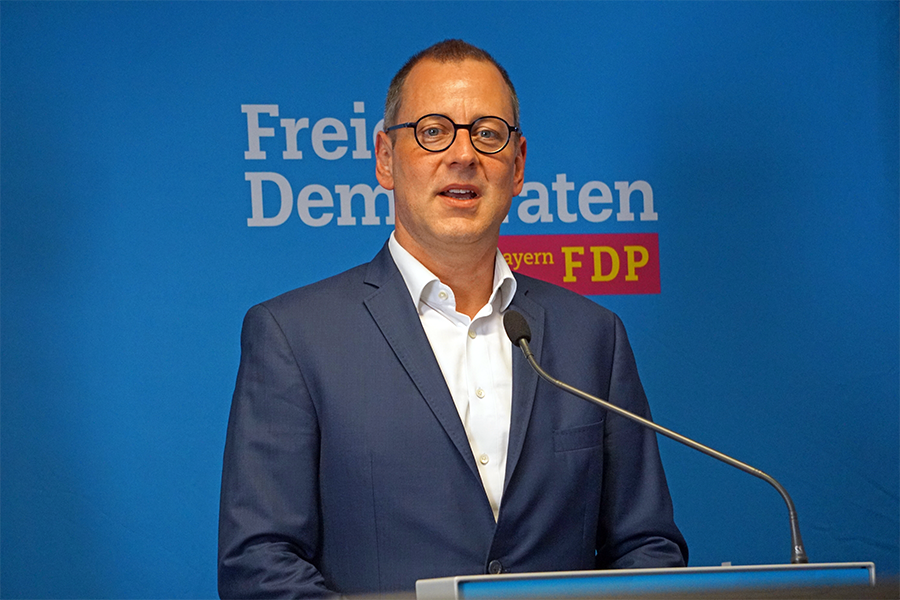 FDP Bayern (@fdpbay) on Twitter photo FDP-München-Chef <a href="/MichaelRuoffFDP/">Michael Ruoff 💛🇪🇺🇺🇦</a> gewinnt die Mitgliederbefragung zur Wahl des künftigen Vorsitzenden der <a href="/fdpbay/">FDP Bayern</a> 🗳️ „Ich möchte die #FDP modernisieren und mobilisieren. Politik für die Freiheit soll wieder Freude machen“, so der 49-jährige Unternehmer 👉 tinyurl.com/fdp230625 FDP-München-Chef <a href="/MichaelRuoffFDP/">Michael Ruoff 💛🇪🇺🇺🇦</a> gewinnt die Mitgliederbefragung zur Wahl des künftigen Vorsitzenden der <a href="/fdpbay/">FDP Bayern</a> 🗳️ „Ich möchte die #FDP modernisieren und mobilisieren. Politik für die Freiheit soll wieder Freude machen“, so der 49-jährige Unternehmer 👉 tinyurl.com/fdp230625