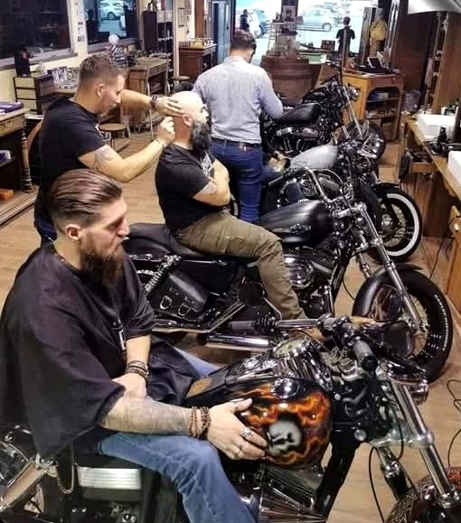 Anyone fancy a hair cut in this barbers?
#classicbikeshows #classicmotorcycle #classicbike #motorcycleclub #classicmotorcycles #motorbikelife #classicbikes #motorcycleevents