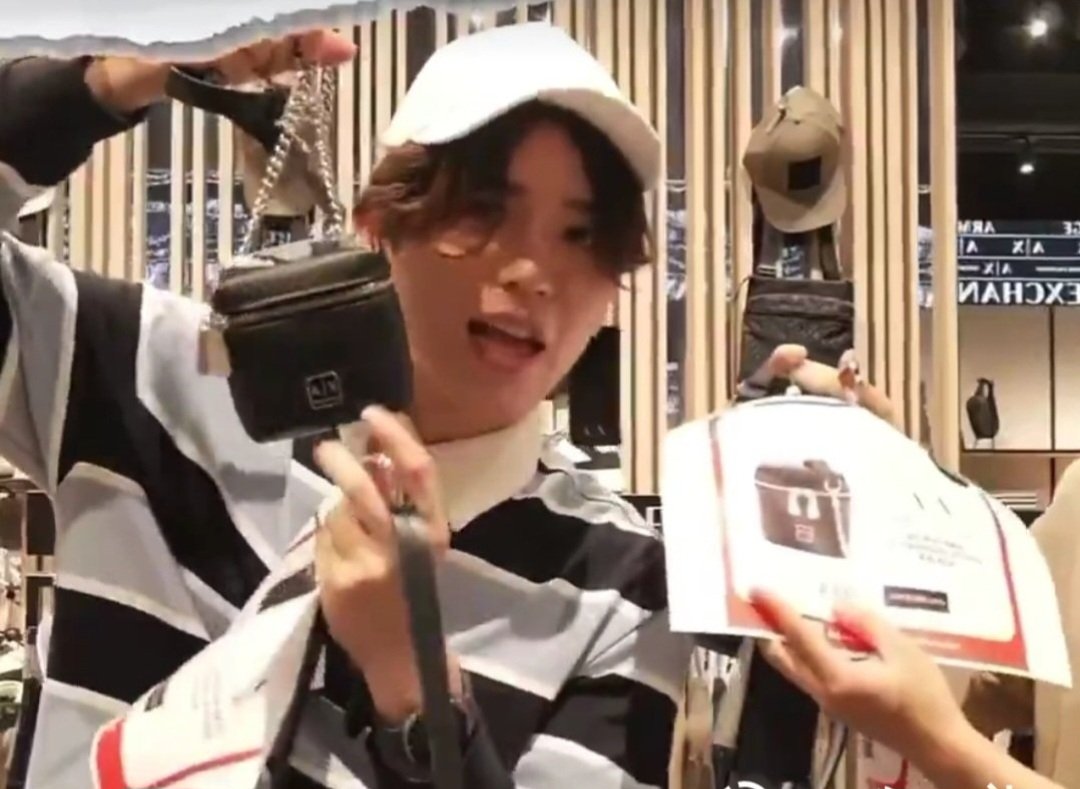 anyaisinlondon's tweet image. NEWWIEE X ARMANI EXCHANGE
#AXlivewithNew
#Newwiee #arm_wc #armwc
#centralworld 
เสื้อ กระเป๋ารวม3ชิ้นมาถึงบ้านแล้ว
น่ารัก ทุกชิ้นเลยยย...อยากใช้แล้ว