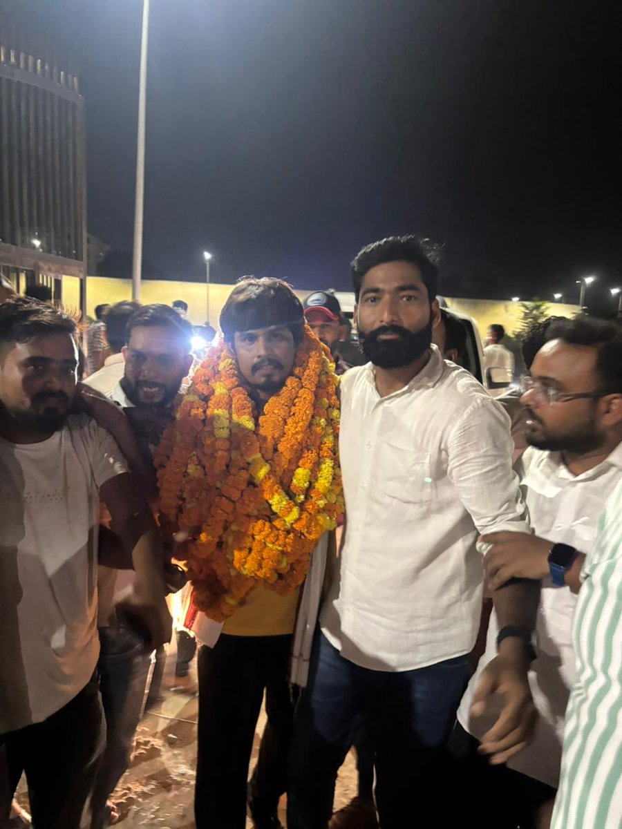 देखो देखो कौन आया  ....

शेर आया शेर आया.....
आज 3 दिन बाद DELED अध्यक्ष रजत सिंह <a href="/RajatsinghAU/">रजत सिंह(प्रदेश अध्यक्ष)</a> जी का रिहाई हो गई !
बधाई हो अध्यक्ष जी* 💐💐💐