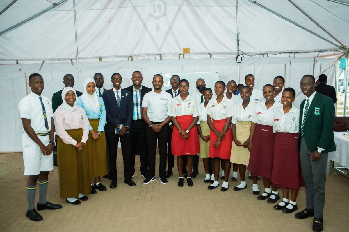 AworiEmmanuel's tweet photo. We covered different topics that affect today's student leaders particularly peer pressure and leaving a legacy and, all I can say is the energy these young leaders have is exciting. I'm always delighted to contribute to the development of the next generation of leaders 😁💪 https://t.co/tkOQhkXW1x