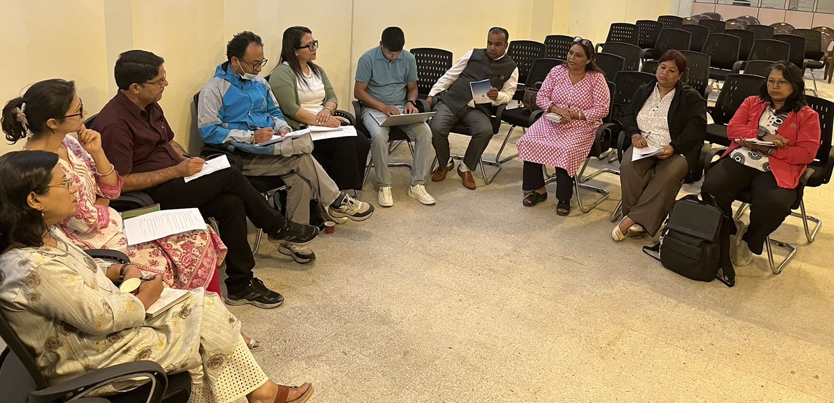 Enjoyed interacting with civil society groups working for #CleanAir in Kathmandu Valley &amp; learning about their work &amp; future plans.
Thank you <a href="/SajhaYatayat/">Sajha Yatayat</a> for providing us the Sajha Southasia Centre for the meeting.