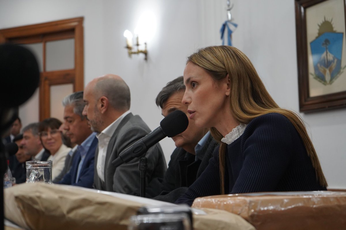 OBRAS QUE PRIORIZAN LAS NECESIDADES DE NUESTRA GENTE

Hoy realizamos la apertura de los seis sobres de la licitación para construir el Salón de Actividades Físicas de Moquehue, una obra posible gracias al esfuerzo y los recursos de todos los neuquinos.

Este espacio polideportivo