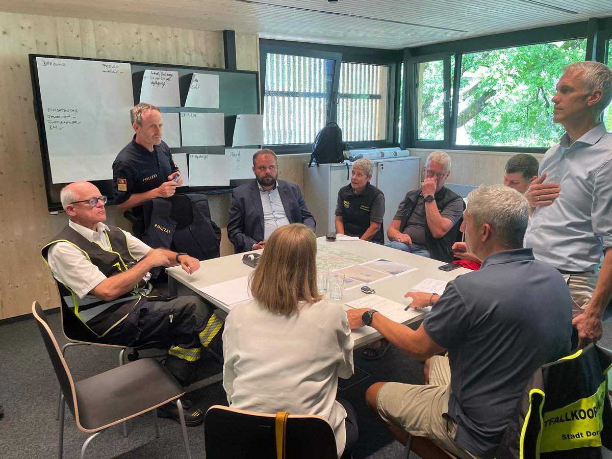 🚨 Rettungseinsatz bei der Karrenseilbahn - das Wichtigste:
Die Gondel ist gesichert, der Kontakt zu den Personen ist laufend gewährleistet, die Luftrettung wird vorbereitet 🙏 Ein Dankeschön an alle Einsatzkräfte für ihren schnellen, professionellen und engagierten Einsatz! ❤️