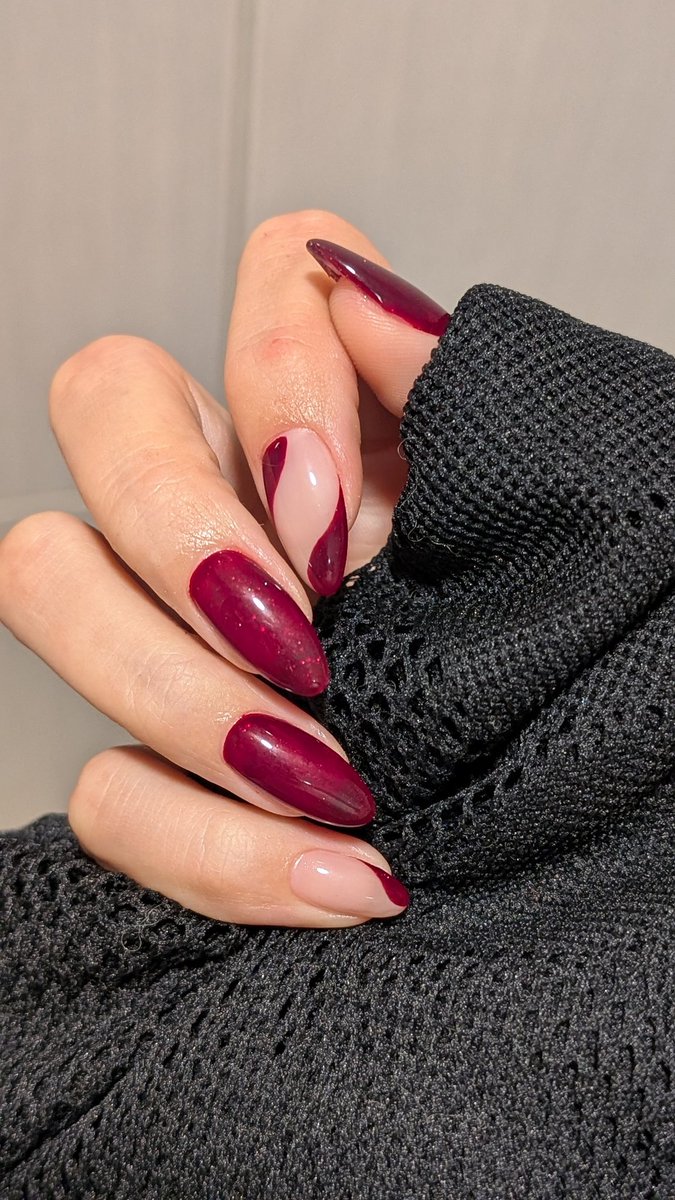 I got my nails done for a wedding and I'm obsessssedddd. The red 🥺