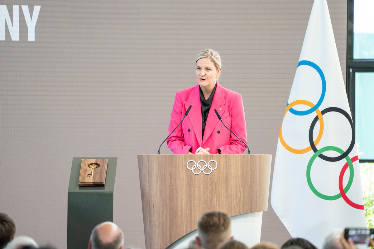 Un momento histórico para el olimpismo 🌍
Thomas Bach entrega la presidencia del COI a Kirsty Coventry, primera mujer africana en liderar el movimiento olímpico.

👏 Gracias, Thomas.
🎉 Bienvenida, Kirsty.
📷 <a href="/Olympics/">The Olympic Games</a>