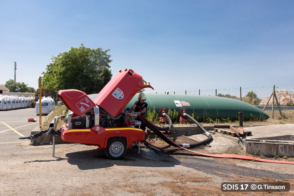 SDIS17's tweet photo. [RETOUR SUR INTERVENTION] 🔥
Mercredi 18 juin, les #sapeurspompiers du @SDIS17 sont intervenus sur le feu d’une entreprise d’engrais et de terreau à Forges.
➡️plus de 50 🧑‍🚒, 25 🚒 et  2 citernes souples 💧
➡️Valeur du sauvé : pas de chômage et 120 000 € de matière
#DECI https://t.co/qGDtELaQTJ